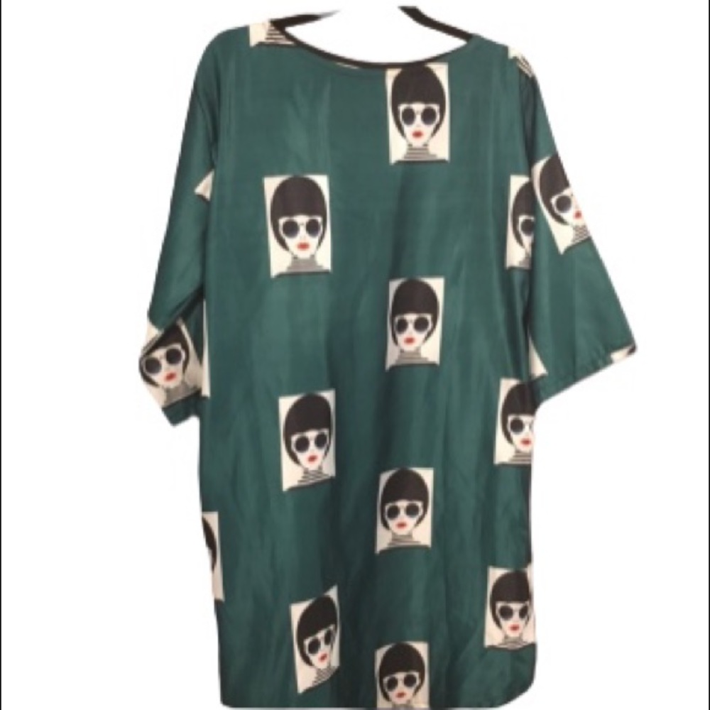 NWOT Green dress with prints - woman in sunglasses